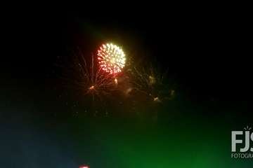 Vistoso espectáculo pirotécnico en el cielo de Telde (Foto Francisco Javier Santana, Jesús Ruiz Mesa y TA)